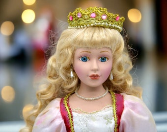 Vintage Porzellanpuppe 1990er Jahre - Blonde Prinzessin mit Krone - Handgemalte Details - Seltenes Sammlergeschenk - Feiertagsdekor