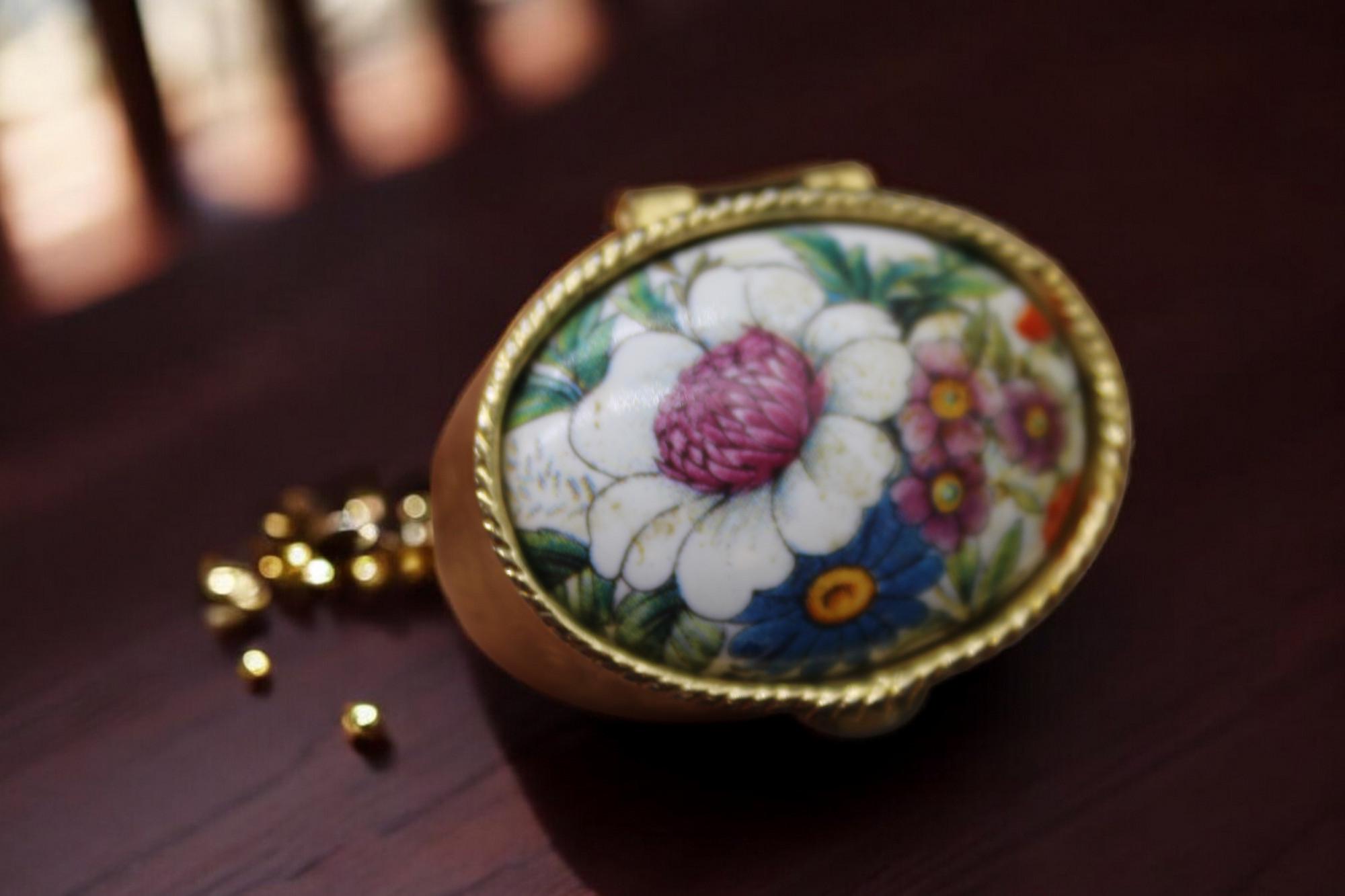 ヴィンテージの花柄小物入れ、手描き磁器と真鍮のピルケース - Etsy 日本