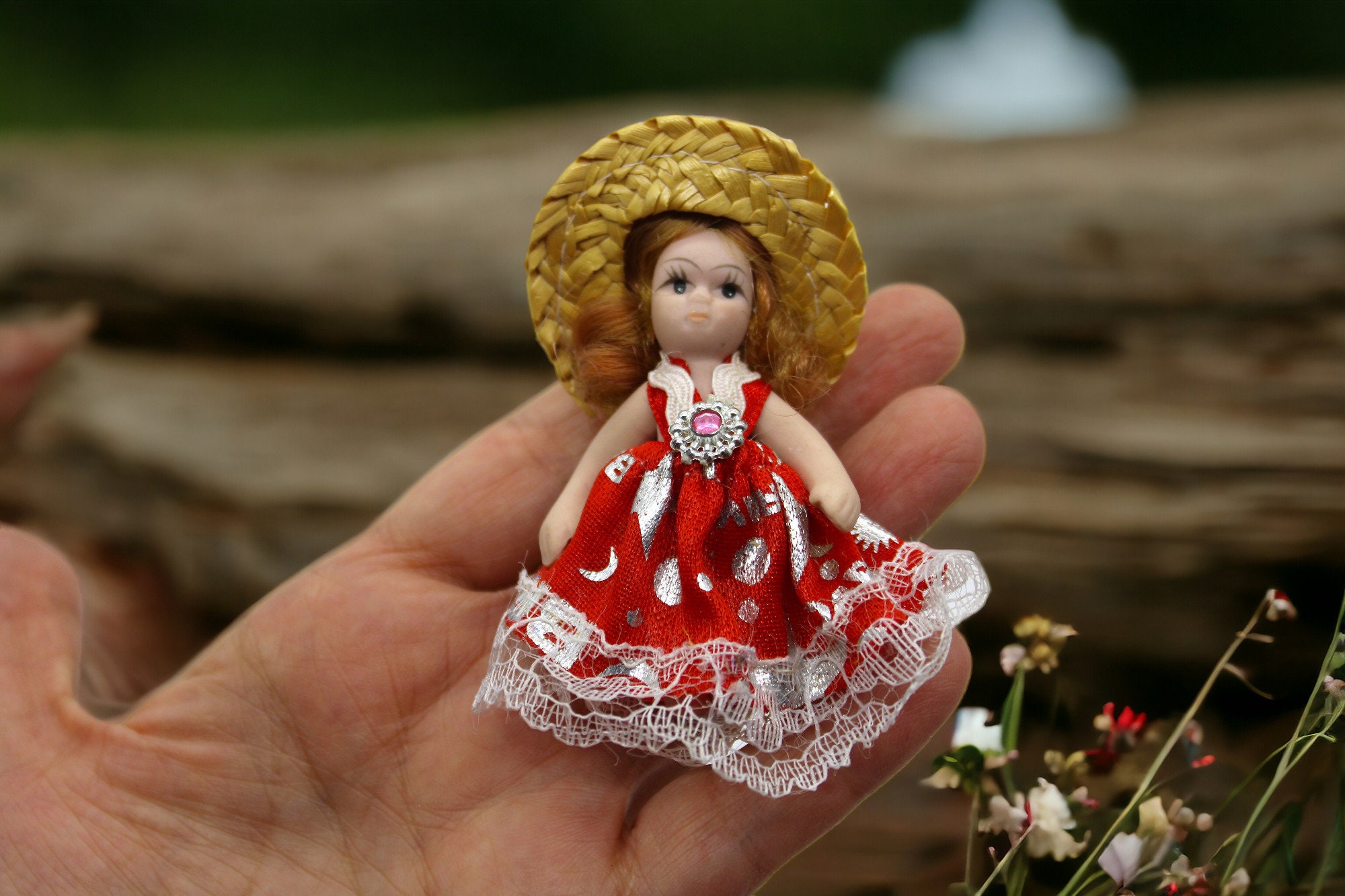 Élégante Poupée Miniature Porcelaine Victorienne Robe Rouge & Chapeau - 18cm - Collection Élégante Poupée Miniature Porcelaine Victorienne Robe Rouge & Chapeau - 18cm - Collection