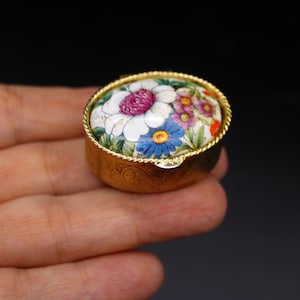 Vintage bloemenporselein en messing sieradendoos, paascadeau miniatuurdoos, miniatuur handgeschilderd snuisterijdoosje met bloemdessin
