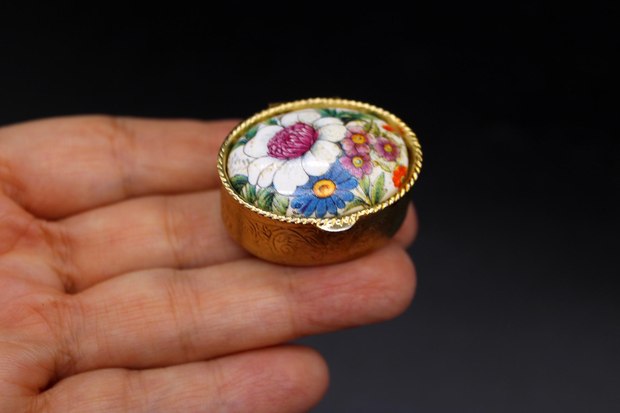 ヴィンテージの花柄小物入れ、手描き磁器と真鍮のピルケース - Etsy 日本