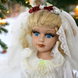 Bambola di porcellana misteriosa con abito da sposa bianco, bambola da sposa retrò, bambola da sposa in porcellana fatta a mano, bambola di porcellana antica, bambola regalo di Pasqua