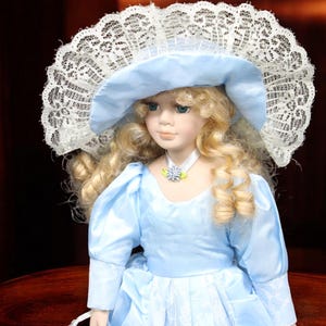 Muñeca de porcelana vintage de 40 cm, estilo victoriano, coleccionable de los años 90, con vestido azul, estilo antiguo, decoración shabby chic, regalo de Pascua.