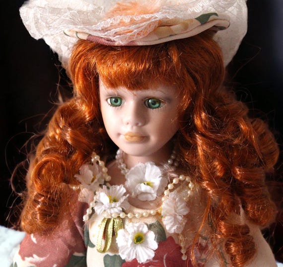 Muñeca de porcelana vintage: vestido floral victoriano, pieza de