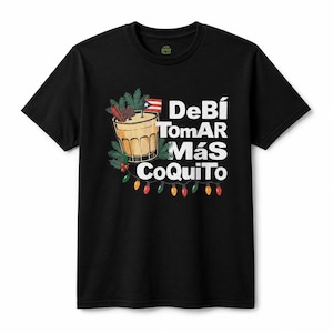 Puede incluir: Una camiseta negra de manga corta con un gráfico de un vaso de coquito decorado con ramas de canela y una bandera de Puerto Rico. El texto "DeBí ToMAR MÁS CoQuiTo" aparece en letras blancas, rodeado de ramas de pino verdes y luces navideñas.