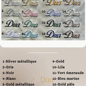 K&ouml;nnte beinhalten: Eine Farbkarte mit sechzehn nummerierten Stickmustern des Wortes Dua in verschiedenen Garnfarben, darunter Silber, Grau, Schwarz, Wei&szlig;, Gold, Rosa, Salbeigr&uuml;n, Himmelblau, Flieder, Smaragdgr&uuml;n, Marineblau, Ecru, Beige und Braun.