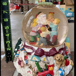 Vintage 90s Christmas &quot;IT&#39;S SANTA !&quot; Musical Snowglobe