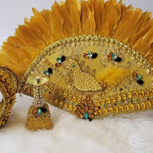 Krone, Fächer und Kuhglocke von Oshun