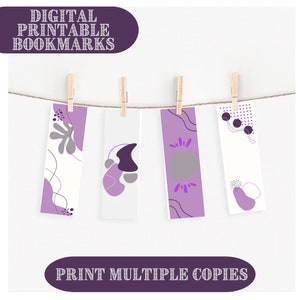 Puede incluir: Cuatro marcadores digitales imprimibles colgados de una cuerda con pinzas de madera. Cada marcador presenta un diseño abstracto único en tonos morado, gris y blanco. Se muestra el texto "DIGITAL PRINTABLE BOOKMARKS" y "PRINT MULTIPLE COPIES".