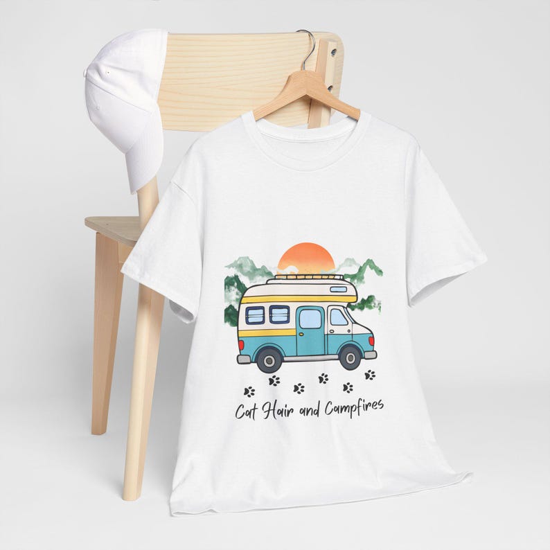 Camiseta de pelo de gato y fogata, camiseta de camping con gatos para autocaravanas, divertida camiseta de aventura para amantes de los gatos, gráfico de bosque y fogata, ropa Nomad Life imagen 2