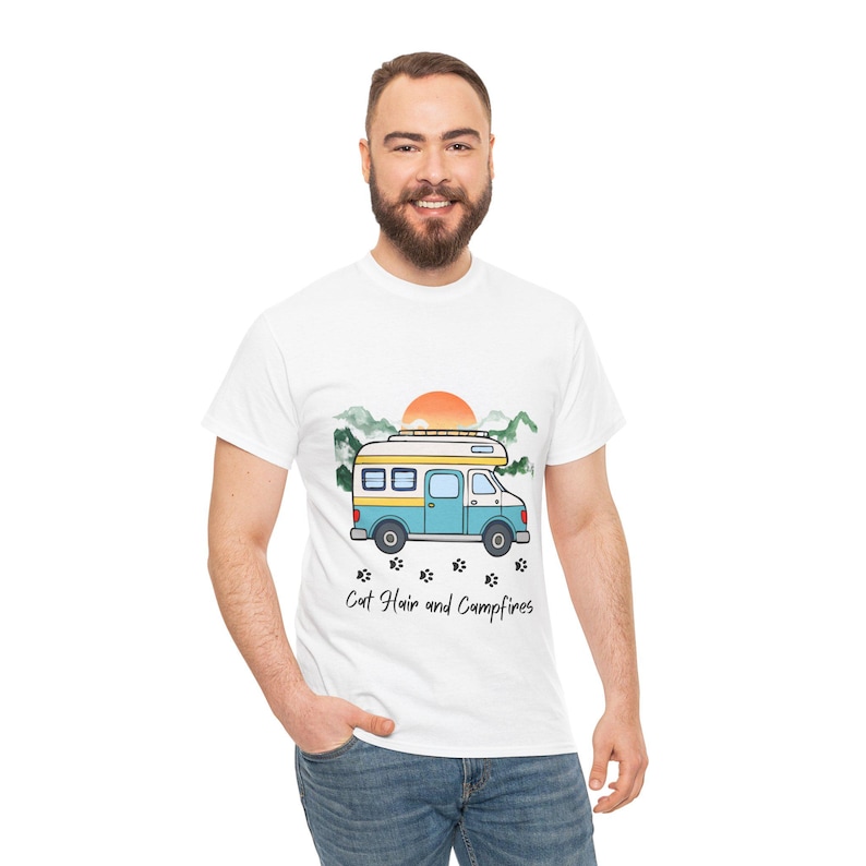 Camiseta de pelo de gato y fogata, camiseta de camping con gatos para autocaravanas, divertida camiseta de aventura para amantes de los gatos, gráfico de bosque y fogata, ropa Nomad Life imagen 1