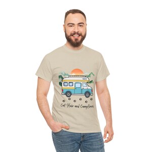 Camiseta de pelo de gato y fogata, camiseta de camping con gatos para autocaravanas, divertida camiseta de aventura para amantes de los gatos, gráfico de bosque y fogata, ropa Nomad Life imagen 3