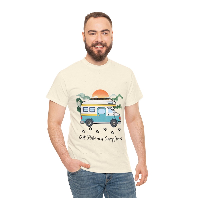 Camiseta de pelo de gato y fogata, camiseta de camping con gatos para autocaravanas, divertida camiseta de aventura para amantes de los gatos, gráfico de bosque y fogata, ropa Nomad Life imagen 6