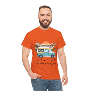 Camiseta de pelo de gato y fogata, camiseta de camping con gatos para autocaravanas, divertida camiseta de aventura para amantes de los gatos, gráfico de bosque y fogata, ropa Nomad Life imagen 5