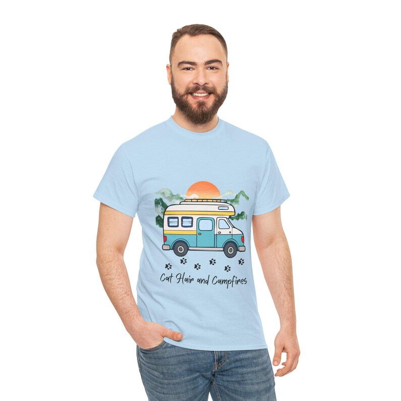 Camiseta de pelo de gato y fogata, camiseta de camping con gatos para autocaravanas, divertida camiseta de aventura para amantes de los gatos, gráfico de bosque y fogata, ropa Nomad Life imagen 8