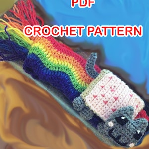 Puede incluir: Patrón de crochet PDF para un gato arcoíris con una rebanada de tostada rosa y blanca en la espalda. El gato es gris y tiene ojos negros. El arcoíris está hecho de hilo rojo, naranja, amarillo, verde, azul, índigo y violeta.