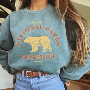 Sweat-shirt du parc national de Yosemite : couleurs confortables, graphisme ours