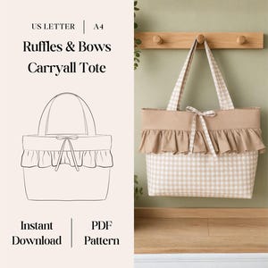 Pode incluir: Uma bolsa tote de xadrez vichy bege e branco com uma faixa superior bege sólida, um babado decorativo e um laço central. A imagem inclui o texto US LETTER, A4, Ruffles & Bows Carryall Tote, Instant Download e PDF Pattern.