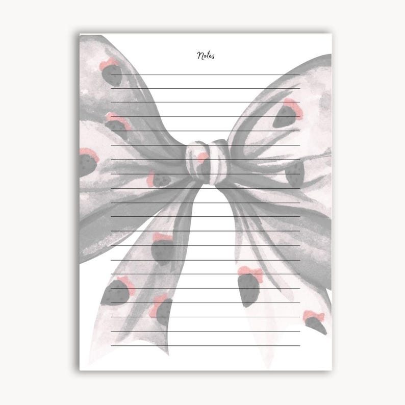 Peut inclure: Un bloc-notes lign&eacute; avec un motif de n&oelig;ud papillon &agrave; l'aquarelle. Le n&oelig;ud est gris avec des accents noirs et roses. Le mot "Notes" est &eacute;crit en cursive en haut de la page.
