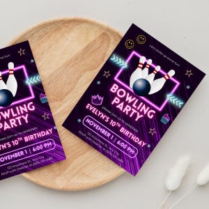 Puede incluir: Dos invitaciones de fiesta de cumpleaños con temática de bolos, moradas con detalles en rosa neón y azul. Anuncian una "Bowling Party" y "Evelyn's 10th Birthday". Con bolos, una bola, estrellas y una magdalena.