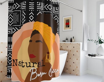 Può includere: Una tenda da doccia in bianco e nero con motivi geometrici. Al centro della tenda è raffigurata una donna con un turbante giallo e grandi orecchini dorati. Il testo "Natural Born Queen" è scritto in lettere bianche nella parte inferiore della tenda.