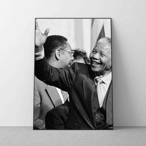 Puede incluir: Foto en blanco y negro de Nelson Mandela sonriendo y saludando, con otro hombre de pie a su lado.