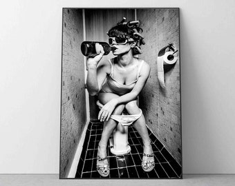 Dziewczyna siedząca na toalecie pijąca wydruk, zabawna sztuka łazienkowa, sztuka ścienna do łazienki, moda retro fotografia jakość obrazu wystrój domu
