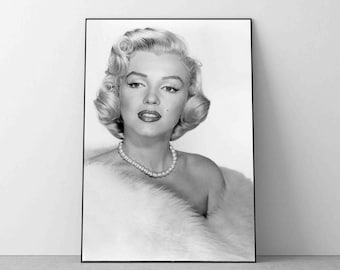 Puede incluir: Retrato enmarcado en blanco y negro de Marilyn Monroe. Lleva un collar de perlas y una estola de piel blanca. Su cabello está peinado con rizos suaves y tiene lápiz labial rojo.