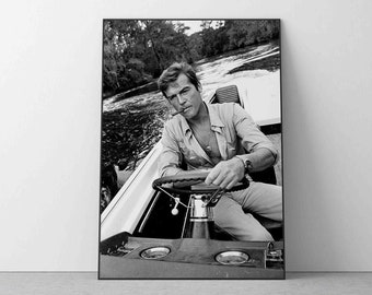Roger Moore Print, Kultig Schwarz-Weiß Foto James Bond 007 Speed Boat Zigarren Wanddekoration Minimalistisches Geschenk