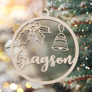 Weihnachten Stock Tags personalisiert, Urlaub Name Ornament, Weihnachten Tischkarten, Geschenkanhänger aus Holz, Glocke und Holly Weihnachtsbaum Dekor