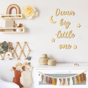 Placa com nome de bebê para berçário - Placa de madeira personalizada - Presente para chá de bebê - Acessório para anúncio de nascimento - Arte de parede personalizada