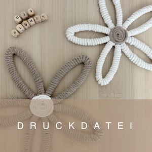 May include: Two handmade rope flower decorations, one white and one tan, with a central spiral design. The text "DRUCKDATEI" is visible at the bottom. Wooden letter beads spell "DIY BLUMEN".