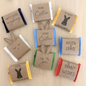 Può includere: Un set di tre tazze in ceramica con finitura opaca e macchiettata. Le tazze sono nei toni del crema, grigio chiaro e grigio scuro. Ogni tazza ha un design semplice e moderno e un manico arrotondato.