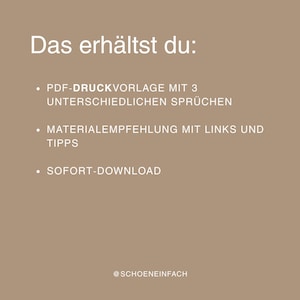 Pu&ograve; includere: Una grafica digitale color marrone chiaro con testo bianco che recita: Das erh&auml;lt du: PDF-DRUCKVORLAGE MIT 3 UNTERSCHIEDLICHEN SPR&Uuml;CHEN, MATERIALEMPFEHLUNG MIT LINKS UND TIPPS, SOFORT-DOWNLOAD, e il nome utente @SCHOENEINFACH in basso.
