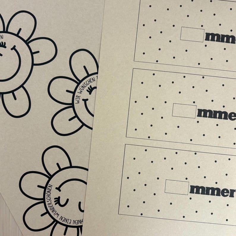 Pu&ograve; includere: Un foglio di carta beige con disegni a linee nere di fiori sorridenti con petali e il testo tedesco WIR W&Uuml;NSCHEN EINEN WUNDERSCH&Ouml;NEN, accanto a un secondo foglio con pois neri e rettangoli contenenti il testo mmer.