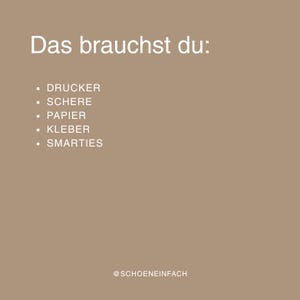 Puede incluir: Un gr&aacute;fico de color marr&oacute;n claro con texto blanco que dice: Das brauchst du: DRUCKER, SCHERE, PAPIER, KLEBER, SMARTIES. En la parte inferior, el texto dice @SCHOENEINFACH. La lista se presenta con vi&ntilde;etas blancas sobre el fondo marr&oacute;n claro.