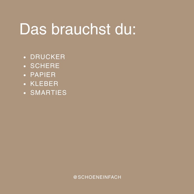 Puede incluir: Un gr&aacute;fico de color marr&oacute;n claro con texto blanco que dice: Das brauchst du: DRUCKER, SCHERE, PAPIER, KLEBER, SMARTIES. En la parte inferior, el texto dice @SCHOENEINFACH. La lista se presenta con vi&ntilde;etas blancas sobre el fondo marr&oacute;n claro.