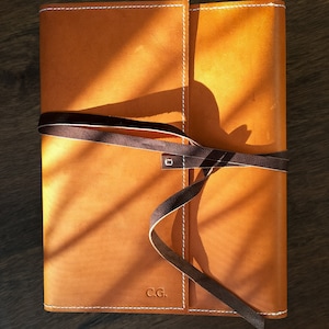 Artists leather sketchbook case.  Watercolour satchel. A5. Personalise with your initials.