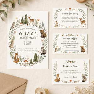 Może przedstawiać: Zestaw zaproszeń na baby shower z akwarelowymi zwierzętami leśnymi, takimi jak jeleń, niedźwiedź, sowa, królik, lis i szop pracz. Karty zawierają teksty dotyczące przyjęcia, loterii pieluszkowej oraz podziękowania z motywami roślinnymi.
