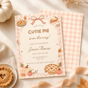 Puede incluir: Una tarjeta de invitación rectangular para baby shower con fondo de cuadros vichy color melocotón claro y un marco central festoneado. El texto dice: Our little CUTIE PIE is on the way! JOIN US TO CELEBRATE Jamie Thomas SUN. SEP 14 1 PM 123 ANYWHERE ST., ANY CITY REGISTRY AT WALMART AND AMAZON. Las ilustraciones incluyen calabazas, tartas de manzana y un lazo.