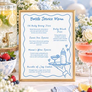 Könnte beinhalten: Ein goldgerahmtes Schild mit dem Titel Bottle Service Menu mit blauem Text und Strichzeichnungen. Das Menü listet vier Getränkeoptionen auf: Oh Baby Berry Fizz, Baby Blush Fizz, Sweet Pea Spritz, Mama's Glow Spritz und Bundle of Joy Cooler.