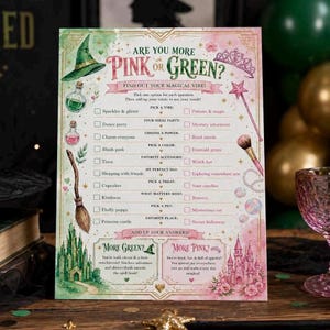 Könnte beinhalten: Ein rosa-grünes Partyspiel mit dem Text "ARE YOU MORE PINK OR GREEN?" mit einem Hexenhut, Zaubertränken, einem Zauberstab und einer Schlossillustration. Das Spiel enthält eine Reihe von Fragen.