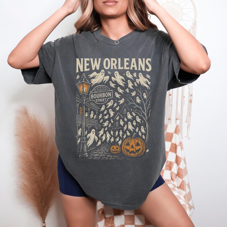 T-shirt New Orleans Ghosts, Spooky T-shirt, Halloween-shirt, Louisiana Ghost Haunting T-shirt, shirt Bourbon Street Haunted Tour, historische stad - afbeelding 4