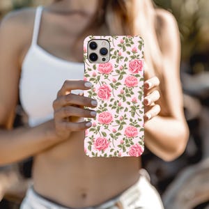 ピンクの花柄スマホケース - 明るく鮮やかなピンクのバラの葉のデザイン - ガーリーな雰囲気 - トレンディなコテージコア - 彼女へのかわいいギフト、ヴィンテージiPhone