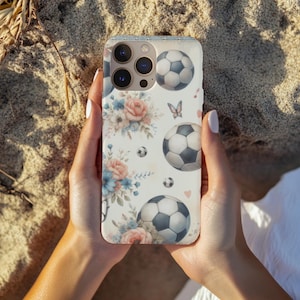 Vintage Blumen Fußball Handyhülle - schicke sportliche Girly Ästhetik, Cottagecore Athleten Geschenk, weiche feminine Fußball iPhone Hülle - Fußball Ausrüstung
