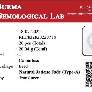 K&ouml;nnte beinhalten: Ein Jadeit-Jade-Armband mit 26 Perlen, das 20,04 Gramm wiegt. Das Armband ist durchscheinend und farblos. Die Berichtsnummer lautet REC832820220718. Das Datum des Berichts ist der 18.07.2022. Der Bericht stammt vom Burma Gemological Lab.