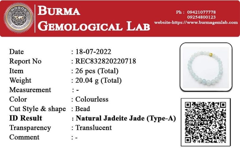 K&ouml;nnte beinhalten: Ein Jadeit-Jade-Armband mit 26 Perlen, das 20,04 Gramm wiegt. Das Armband ist durchscheinend und farblos. Die Berichtsnummer lautet REC832820220718. Das Datum des Berichts ist der 18.07.2022. Der Bericht stammt vom Burma Gemological Lab.