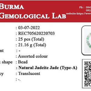 Pode incluir: Um bracelete de jade jade&iacute;ta com 25 contas, pesando 21,16 gramas. O bracelete &eacute; transl&uacute;cido e tem uma cor variada. O n&uacute;mero do relat&oacute;rio &eacute; REC705620220703 e a data &eacute; 03-07-2022.