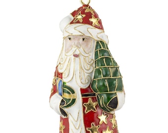 Op de afbeelding: Een kerstversiering die de kerstman afbeeldt. De versiering heeft een rode jas met gouden sterren, een witte baard en een groene zak. De hoed is rood met gouden sterren. Hij hangt aan een gouden draad.