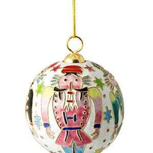 Puede incluir: Adorno navideño blanco con un diseño pintado de colores de un cascanueces. El adorno tiene una cuerda dorada para colgar.